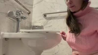 hotel lobby bathrooms are my fave 