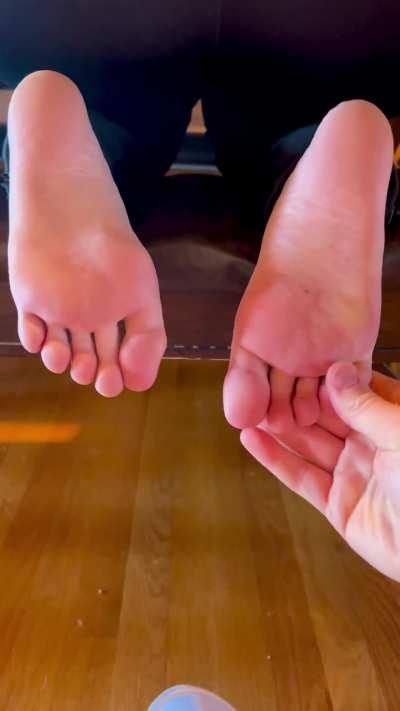 I can’t help but go for a feel when my wife sits like this (oc) 🤤🔥