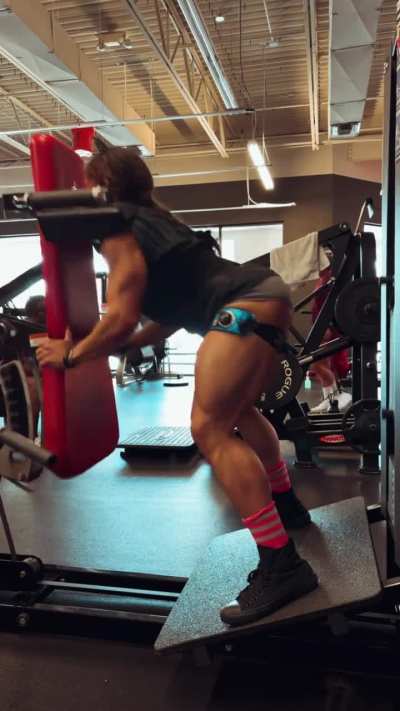 Reverse MtS squat for more glute and hamstrings activation