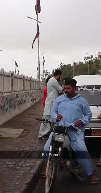Guy pulls out his cock during a Road Rage in Karachi