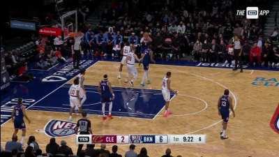 [Highlight] Blake Griffin with the fakeout on the 3pt line to send Ed Davis stumbling but misses the shot bad.