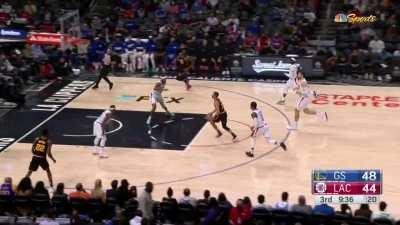 [Highlight] Steph with an otherworldly dime to Dray in transition