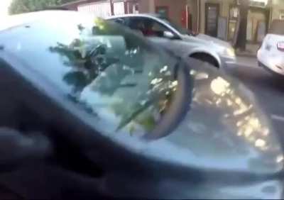Iba paveando con el celular en lugar de mirar la calle y fue escrachado por un motociclista