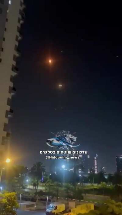 Iranian missiles and Israeli air defences in Tel-Aviv right now