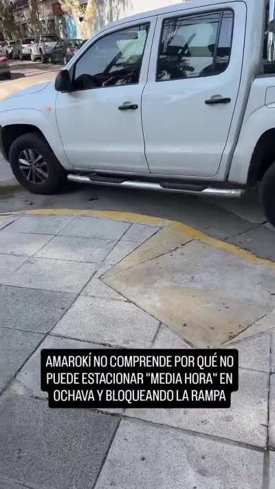 Dueño de Amarok se queja de que lo multaron por mal estacionar SOLO media hora