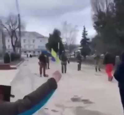 The people in Melitopol are so severe that they go with their bare hands against the armed invaders.