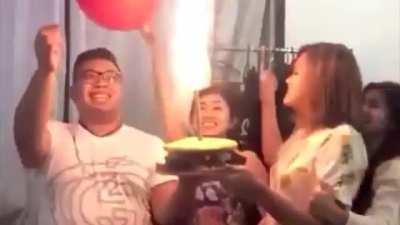 Çok komik baya komik o kadar komik ki. Gerizekalı veletler lan adamı bırakda 1 pasta yesin aptallar. Sondaki hareket intihar bombacısı hareketi yalnız