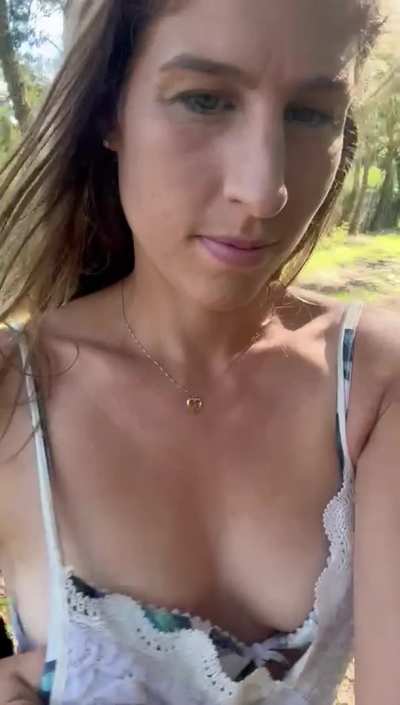 me a mom shows u her tits