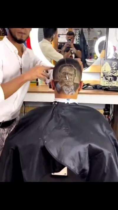 Saça bak amk en son Atatürk halini görmüştüm şimdiyse Laz Ziya'ya sıçramış