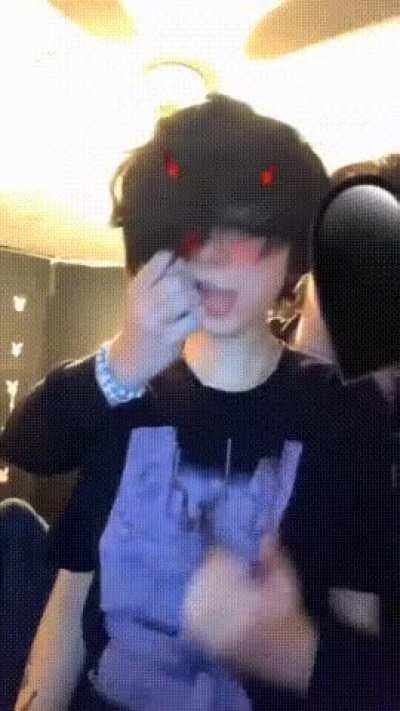 have a ledgens can tell me who is The pretty girl？