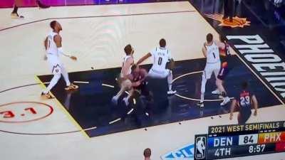 [Highlight] Facundo Campazzo throws Torrey Craig to the ground.