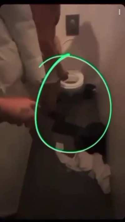 Duzan kassiert auf Klo 