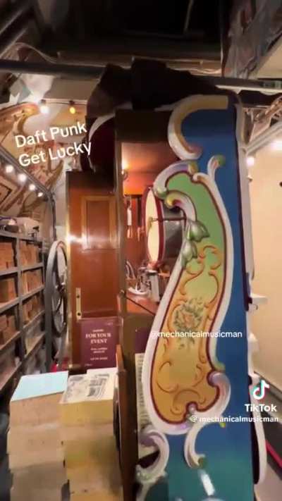 ecco Dario goditi get lucky dei daft punk su questo macchinario musicale mediavale