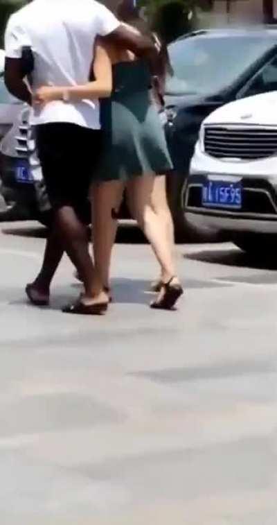 一等人刚刚带着三个母人大战一场，蝈蝻只能背后远远仰望