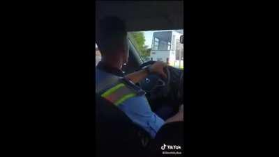 Pe stânga acolo, boss-ule, mă lași