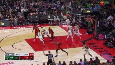 [Highlight] Raptors hitting 3s (back to back)