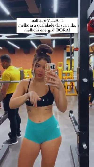 Mel Maia mostrando seu belo corpo 