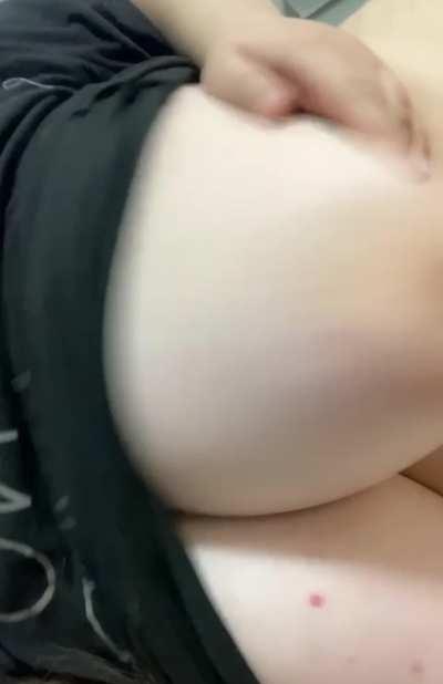 No bra can hold these huge tits