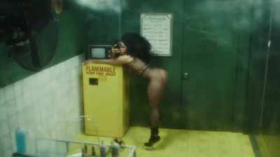 Chloe twerking that ass