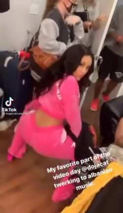 Doja twerking.