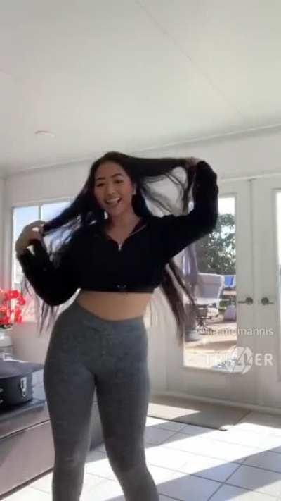 Vivian nai wow what a great Asian thot with cake