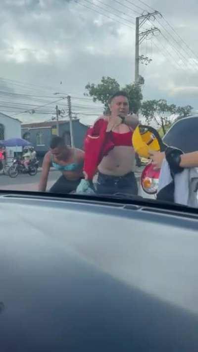 Mujicanos teniendo peleas callejeras