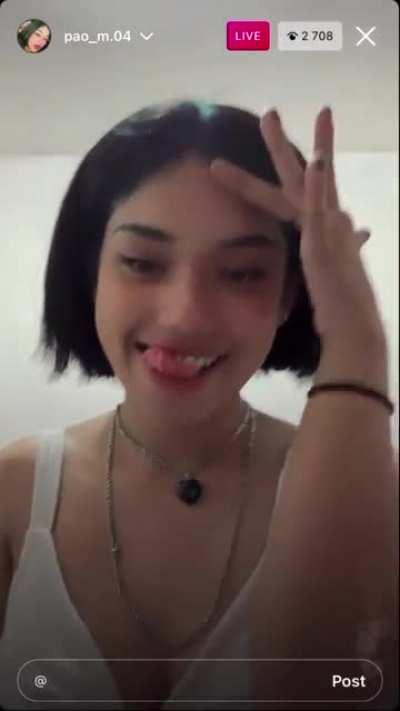 She can’t control herself and ends showing her tits to over 2K people.