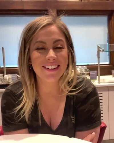 Shawn Johnson Is a gold medal cutie!