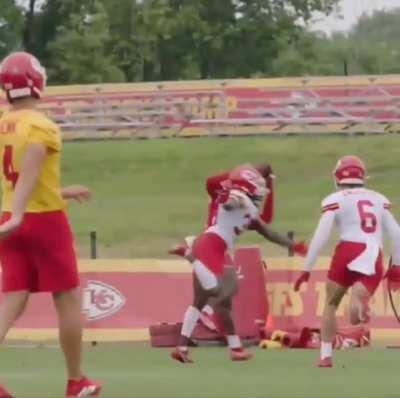 [Chiefs] Cornell's insane catch in today's practice. 🔥