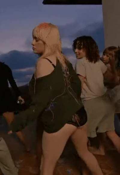 Billie Eilish wants it from behind