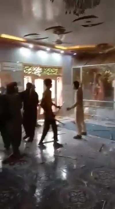 Islamist mob destroying Hindu temple in pakistan, while chanting Allah hu akbar