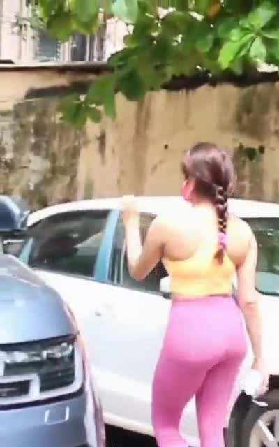 Look at janhvi kapoor's round thicc ass ...... jiggling..perfect for doggy anal..