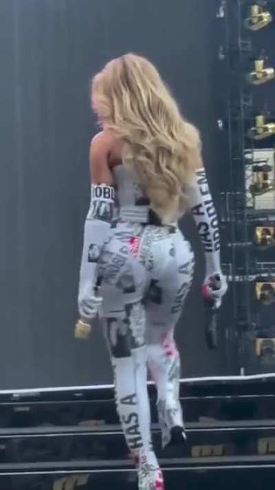 I'm BBC tribbing... who's tryna drain me to their fav celebs? Message with ASL and pics of whoever u want done !