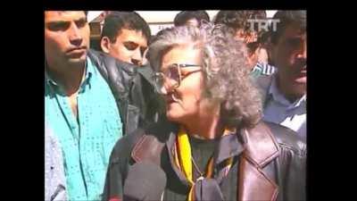 1994'te UZUN ADAM HAKKINDA YAPILAN SOKAK RÖPORTAJI İngiltere'de yapılan bir sokak röportajının türkçe dublajı gibi hissettim. Günümüzde 