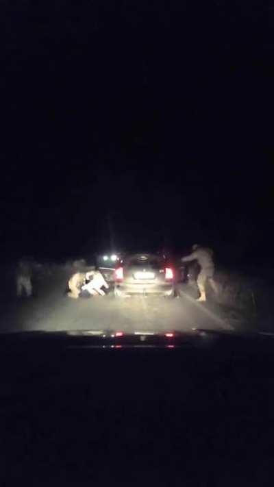 Инцидент на блокпосту украинских силовиков на выезде из Мариуполя.