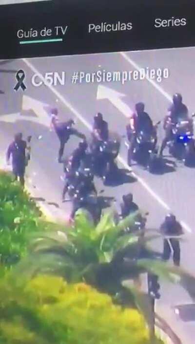 Cuando confundís un balón de fútbol con un policía