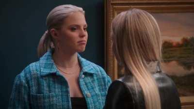 Reneé Rapp (Leighton) & Gracie Dzienny (Tatum) lesbian kiss in The Sex Lives of College Girls s02e07+8
