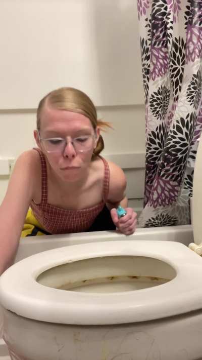 KikiPawg licks the toilet seat