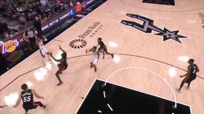 [Highlight] Victor Wembanyama and Tre Jones force a switch for the alleyoop from the 3 point line (with replay)