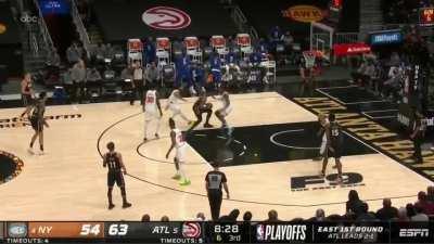 [Highlight] The Knicks clamp the Hawks but Collins still manages to hit the difficult turnaround