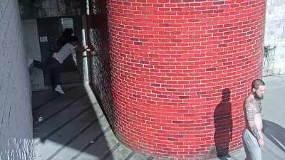 Not ny but did y’all see this sht? Fam escaped prison in pa after getting life for killing his ex in-front of they kids