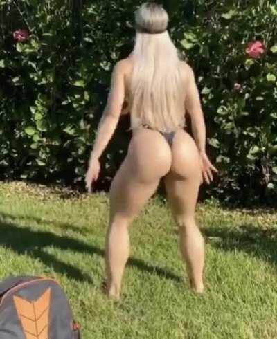 Viviane Winkler, se agachando já é assim imagina sentando