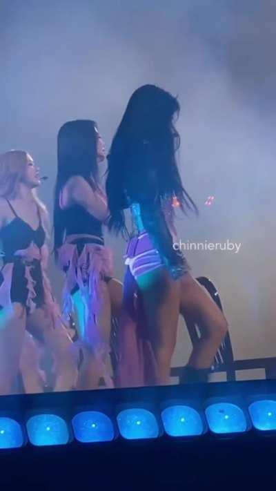 Jennie and Jisoo chair dance