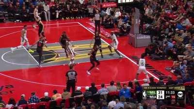 [Highlight] Cam Payne hits a three-pointer to start the 2Q, which 5 minutes later is revoked for a stepping out of bounds turnover