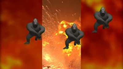 انفجار ضخم بينما ترقص ثانوس مع القرود وتنفجر النوافذ أيضًا بطائرة هليكوبتر