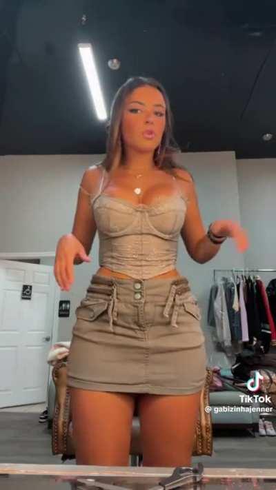 No clue what she’s saying but she’s hot