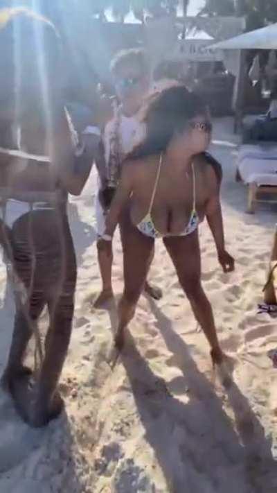 Why is it never me. I would’ve grabbed them titties and standing doggy 🤤