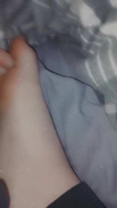 crazy how quickly my saliva wraps between each toe