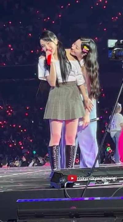 220516 Dahyun kissing Chaeyoung