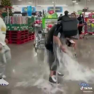 The man refused to put on the mask on at the supermarket and got a free bath in return.